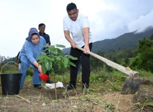Gubernur Sumut Bobby Nasution Tanam Pohon dan Bagikan Ribuan Bibit untuk Pelestarian Hutan