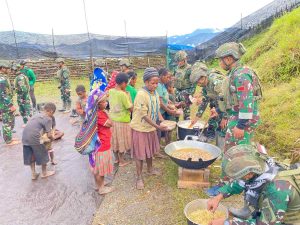 Silaturahmi Idul Fitri, Satgas TNI di Puncak Berbagi Kebahagiaan dengan Warga Mage’abume