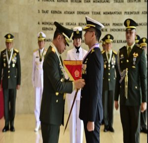 Panglima Angkatan Laut Singapura Dianugerahi Bintang Jalasena Utama oleh Panglima TNI