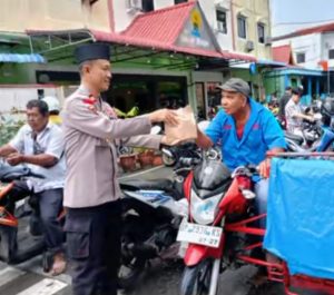 Polsek KKP Karimun Berbagi Berkah, Penarik Becak di Pelabuhan Terbantu