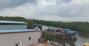 Aneh! Pagar Beton Kokoh Berdiri di Samping Jembatan Wacopek Arah Kijang, Perbaikan Kapal Kayu Berlangsung Tanpa Plang Izin?