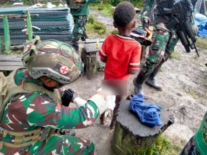 TNI Bantu Obati Penyakit Kulit Anak, Sentuhan Kemanusiaan di Bumi Cendrawasih