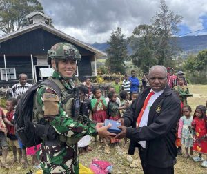TNI Tebar Kasih di Tanah Papua, Satgas Yonif 700/WYC Bagikan Alkitab di Distrik Gome