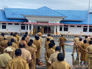 Bupati Deiyai Pimpin Apel Gabungan ASN dan Honorer: Tegaskan Komitmen Disiplin dan Tanggung Jawab