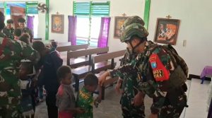 Pos Aroba Satgas Yonif 642/KPS Bagikan Alkitab di Gereja Katolik Kampung Aroba