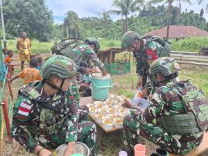Hadirkan Kebahagiaan Anak-Anak, Satgas Yonif 642/Kps Terus Laksanakan Program Makan Bergizi