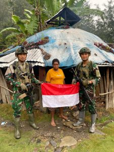 Merah Putih Berkibar di Pelosok: Senyum Anak Negeri Sambut TNI di Beoga
