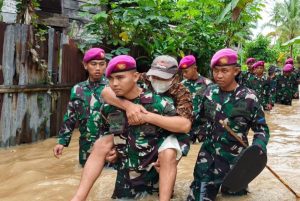 “AKSI SIGAP”, Prajurit Yonif 9 Marinir Bantu Evakuasi Warga Yang Terdampak Banjir Di Pesawaran Lampung