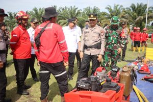 Kapolres Rohul AKBP Emil Eka Putra, S.I.K.,S.H.,M.Si Pimpin Apel Persiapan & pengecekan Peralatan Penanganan Karhutla