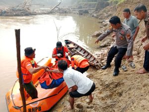 Tiga Hari Pencarian, Polsek Kepenuhan Bersama Tim Gabungan Temukan Anak Hanyut di Sungai Sosa