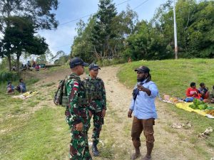 Akrab Dan Dicintai Masyarakat, Satgas Yonif 641/Bru Anjangsana ke Rumah Warga Distrik Eragayam