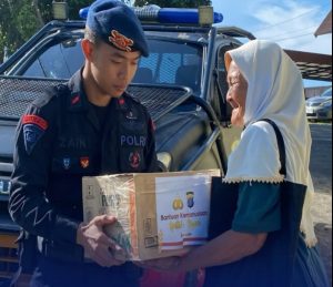 Satbrimob Polda Kaltim Salurkan Bantuan Kemanusiaan untuk Warga Balikpapan Terdampak Kenaikan Harga Sembako