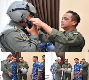 Penuh Kehangatan, Pangkoopsud II Kenakan Perlengkapan Penerbang untuk Kasad: Simbol Sinergi Antarmatra TNI