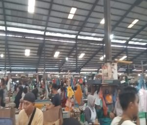 Usai Mudik dan Cuti Bersama, Pasar Bincen Tanjungpinang Timur Diserbu Warga untuk Berbelanja
