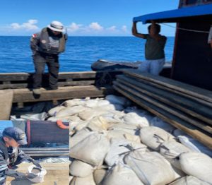 Bakamla RI Tangkap Kapal Kayu Bermuatan 600 Karung Pasir Timah di Laut Lingga