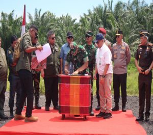 Irdam I/BB Dampingi Kasum TNI Dalam Penyerahan dan Penandatanganan Lahan PT. Torganda di Paluta