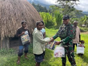 Satgas Yonif 641/Bru Bagikan Baju Baru dan Sendal Kepada Anak-Anak Di Distrik Kurima