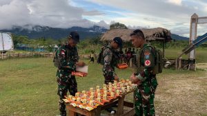 Satgas Yonif 641/Bru Bagikan Snack Gratis untuk Anak-anak di Distrik Kobakma, Papua Pegunungan