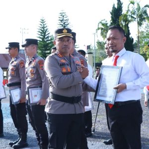 Wujud Apresiasi, Kapolres Bener Meriah Berikan Penghargaan kepada Personel Berprestasi