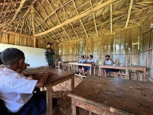 Anggota Satgas Pamtas RI–RDTL YONARHANUD 15/DBY Berikan Pengajaran di SMP Negeri Amfoang, Wujud Kepedulian Pendidikan di Perbatasan 