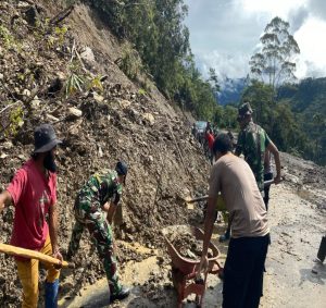 Solidaritas TNI-Polri Di Papua, Satgas Yonif 641/Bru Laksanakan Karya Bakti Buka Jalan Akibat Tanah Longsor di Distrik Kelila   