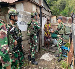 Selalu Dekat Dengan Warga Papua, Satgas Yonif 641/Bru Anjangsana ke Rumah Masyarakat di Kampung kelila