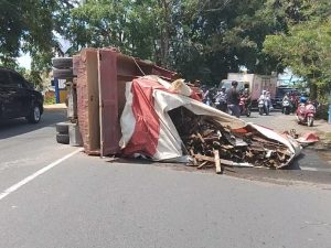Lori Bermuatan Besi Tua Terbalik di Jalan Adi Sucipto KM 11, Polisi Sigap Atasi Kemacetan