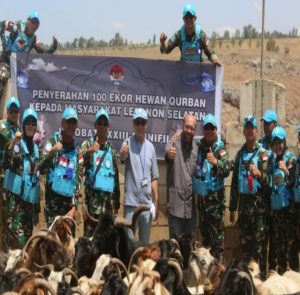 Rayakan Idul Adha, Satgas Indobatt TNI Serahkan 100 Hewan Kurban untuk Masyarakat Lebanon Selatan