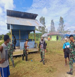 Pos Aroba Satgas Yonif 642 Laksanakan Kegiatan Kerja Bakti di Kampung Sanggwar Distrik Aroba