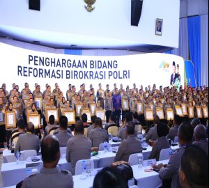 Kapolri Berikan Penghargaan Zona Integritas WBK kepada Divisi Humas Polri