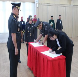 Kakanwil Kemenkumham Kepri Lantik Perancang Peraturan Perundang-undangan dan Notaris Pengganti