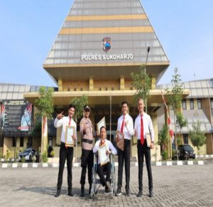 BRIPKA Rofiq Terima Penghargaan di Kursi Roda: Lutut Pecah Demi Tugas, Semangat Tak Pernah Luruh!