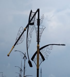 Bahaya Mengintai! Tiang Lampu Hias Jembatan Dompak Patah Miring ke Jalan