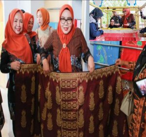 Ketua Dekranasda Batam Apresiasi Perkembangan Rumah Tenun “Tok Dayang” di Pulau Ngenang