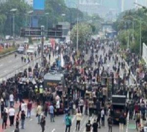 Demo di Depan DPR Memanas, Jalan Ditutup dan Massa Dialihkan