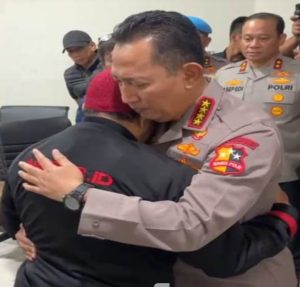 Kapolri Jenderal Listyo Sigit Prabowo Temui Keluarga Driver Ojol Korban Rantis Brimob di RSCM