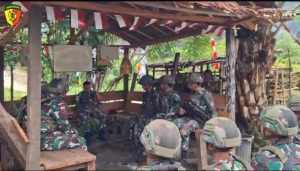 Dansatgas Yonif 763/SBA Kunjungi Pos Subin, Sampaikan Jam Komandan dan Serahkan Bantuan Logistik