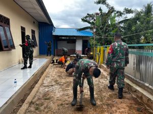 Personel Pos Asgon Satgas Yonif 123/Rajawali Gelar Karya Bhakti di Kampung Hafoe