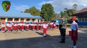 Satgas Yonif 763/SBA Pos Aisyo Gelar Upacara Bendera Bersama SD Inpres 13 Kumurkek