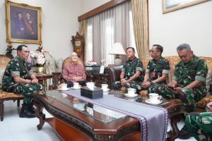 HUT ke-80, TNI Bersilaturahmi ke Jenderal (Purn) Try Sutrisno: Persatuan Harus Dijaga