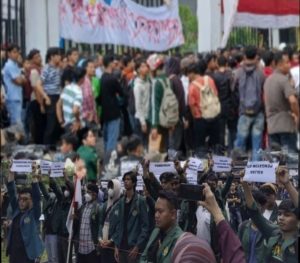 Ribuan Polisi Amankan Demo di Medan, Massa Tuntut Bubarkan DPR hingga Reformasi Aparat