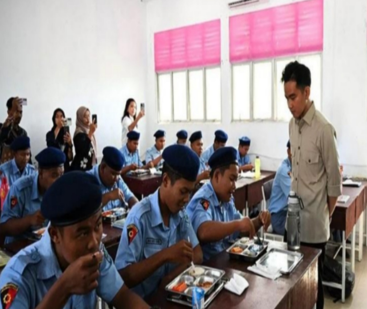Wapres Gibran Tinjau Program Makan Bergizi Gratis di SMKN 1 Batam, Dorong Nutrisi Pelajar dan Tekan Stunting