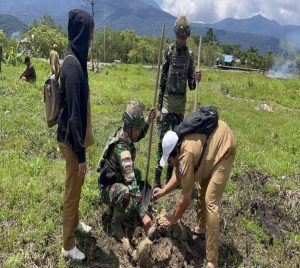 Bersatu dengan Alam, Satgas Yonif 521/DY Gandeng Dinas Pertanian Gelar Aksi Tanam Pohon di Kobakma
