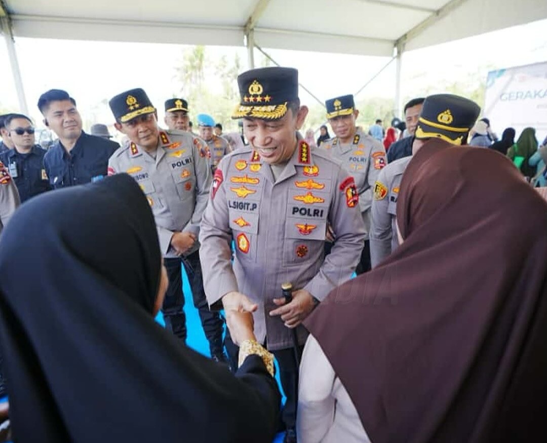 Kapolri Serahkan Bansos dan Tinjau Gerakan Pangan Murah di Semarang