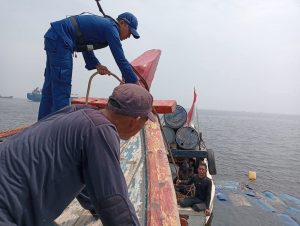 KP. SBU-017 Evakuasi Excavator Long Arm yang Tersangkut di Teluk Jakarta, Bukti Sigapnya Personel Polairud Baharkam Polri