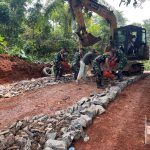 Satgas TMMD Ke-126 Kodim 0601/Pandeglang Lanjutkan Pengerasan Jalan dengan Bantuan Alat Berat Ekskavator, Batu Disebar untuk Dasar yang Kokoh Tinta Jurnalis News