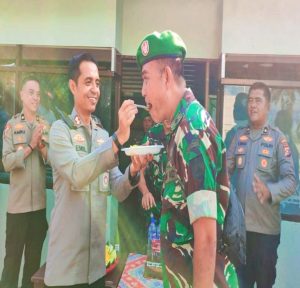 Kapolres Rohul Beri Kejutan HUT ke-80 TNI, Suapi Nasi Tumpeng untuk Bati Tuud Koramil 02 Rambah