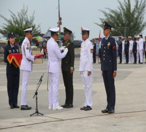 Dedikasi Tanpa Batas, Peltu Emil Salim Terima Tanda Kehormatan Satyalancana Kesetiaan XXIV Tahun dari Presiden Joko Widodo di Momen HUT TNI ke-80