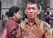 Viral di TikTok! Aksa Hallatu Suarakan Tuntutan di Depan Kejaksaan Agung: “Tangkap Rudi”   