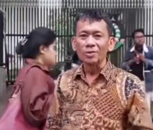 Viral di TikTok! Aksa Hallatu Suarakan Tuntutan di Depan Kejaksaan Agung: “Tangkap Rudi”   